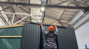 монтаж панелей модульного будинку на заводі trident modular housing