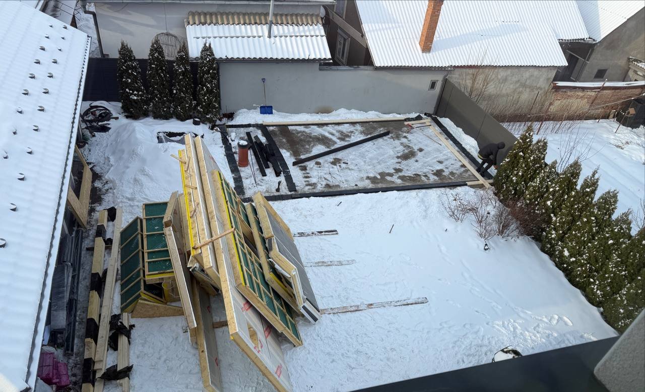 Заводські стінові панелі Power на ділянці поруч із бетонною плитою