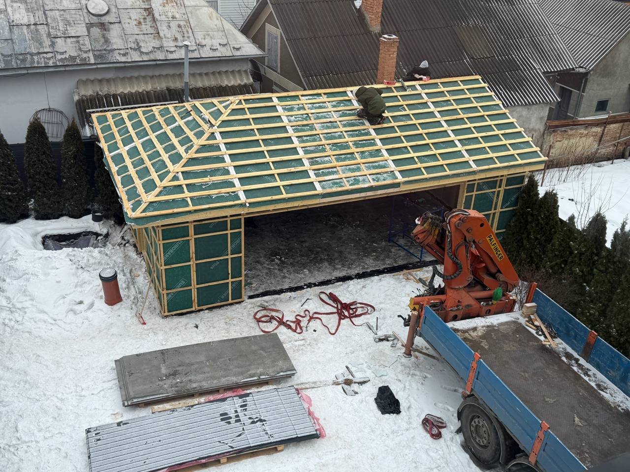 Монтаж даху фітнес-студії Power на бетонній плиті взимку, кран-маніпулятор